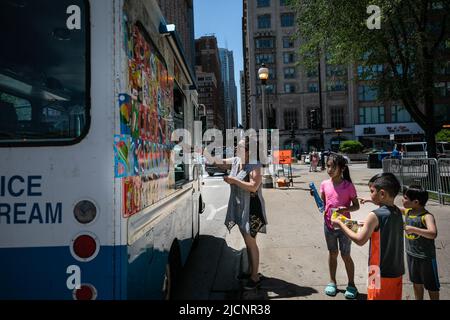 Chicago, USA. 14.. Juni 2022. Eine Frau kauft am 14. Juni 2022 in der Innenstadt von Chicago, den Vereinigten Staaten, Eis. Die Metropolregion Chicago ist auf eine Hitzewelle in der Schwebe, da der US-Wetterdienst am Montag eine Wärmeempfehlung für die Region herausgab. Kredit: Vincent D. Johnson/Xinhua/Alamy Live Nachrichten Stockfoto