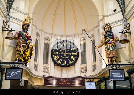 Gog und Magog Uhr in der Royal Arcade, Melbourne, Victoria, Australien am Montag, den 18. April, 2022.Foto: David Rowland / One-Image.com Stockfoto