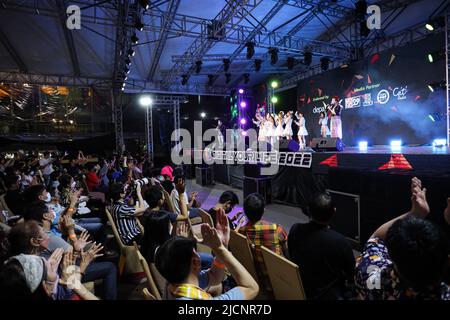 12. Juni 2022, Bangkok, Thailand: Fans von Sweat16 jubeln und ermutigen die Mitglieder der Idol-Gruppe, indem sie Lightsticks schwenken, Mixes schießen und zusammen mit dem Lied singen, was eine solche Kultur durch Jubel für Idol-Gruppen in Japan erhält. (Bild: © Adirach Toumlamoon/Pacific Press via ZUMA Press Wire) Stockfoto