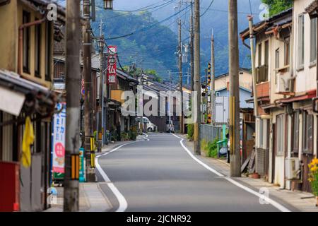 Wadayama, Japan - 12. Juni 2022: Leere schmale Straße durch kleine japanische Stadt Stockfoto