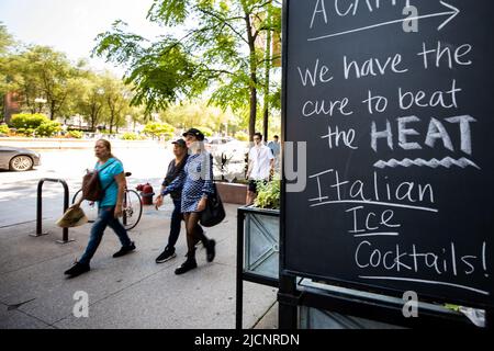 Chicago, USA. 14.. Juni 2022. Ein Restaurant wirbt am 14. Juni 2022 auf einer Tafel vor der Tür in der Innenstadt von Chicago, USA, für kalte Getränke. Die Metropolregion Chicago ist auf eine Hitzewelle in der Schwebe, da der US-Wetterdienst am Montag eine Wärmeempfehlung für die Region herausgab. Kredit: Vincent D. Johnson/Xinhua/Alamy Live Nachrichten Stockfoto