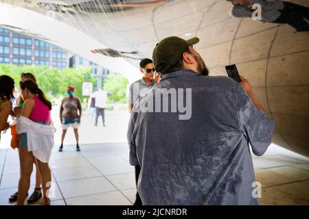 Chicago, USA. 14.. Juni 2022. Am 14. Juni 2022 wird in der Innenstadt von Chicago, den Vereinigten Staaten, ein Mann mit verschwitztem Hemd gesehen. Die Metropolregion Chicago ist auf eine Hitzewelle in der Schwebe, da der US-Wetterdienst am Montag eine Wärmeempfehlung für die Region herausgab. Kredit: Vincent D. Johnson/Xinhua/Alamy Live Nachrichten Stockfoto