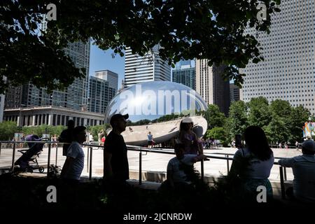 Chicago, USA. 14.. Juni 2022. Am 14. Juni 2022 machen die Menschen in der Innenstadt von Chicago, den Vereinigten Staaten, eine Pause im Schatten. Die Metropolregion Chicago ist auf eine Hitzewelle in der Schwebe, da der US-Wetterdienst am Montag eine Wärmeempfehlung für die Region herausgab. Kredit: Vincent D. Johnson/Xinhua/Alamy Live Nachrichten Stockfoto