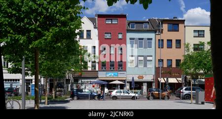 köln, deutschland 12. Juni 2022: Bunte Häuser an der Kölner Hauptstraße ehrenfeld Stockfoto