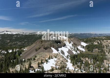 High Sierra Mountains in der Nähe von Markleeville, Kalifornien. Kinney Lake, Lake Alpine und Ebbets Peak werden angezeigt. Stockfoto