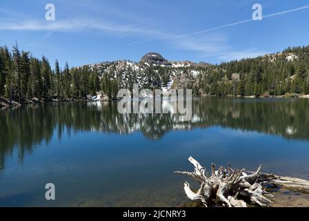 High Sierra Mountains in der Nähe von Markleeville, Kalifornien. Kinney Lake, Lake Alpine und Ebbets Peak werden angezeigt. Stockfoto