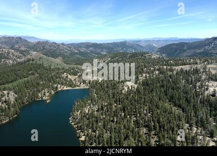 High Sierra Mountains in der Nähe von Markleeville, Kalifornien. Kinney Lake, Lake Alpine und Ebbets Peak werden angezeigt. Stockfoto