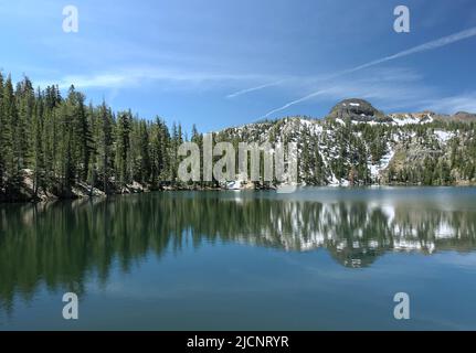 High Sierra Mountains in der Nähe von Markleeville, Kalifornien. Kinney Lake, Lake Alpine und Ebbets Peak werden angezeigt. Stockfoto