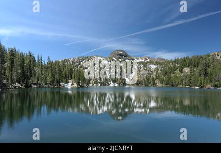 High Sierra Mountains in der Nähe von Markleeville, Kalifornien. Kinney Lake, Lake Alpine und Ebbets Peak werden angezeigt. Stockfoto