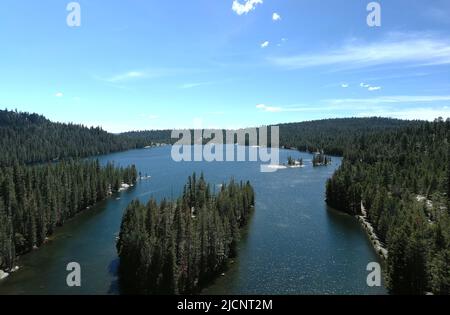 High Sierra Mountains in der Nähe von Markleeville, Kalifornien. Kinney Lake, Lake Alpine und Ebbets Peak werden angezeigt. Stockfoto