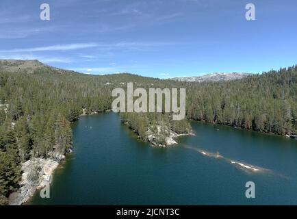 High Sierra Mountains in der Nähe von Markleeville, Kalifornien. Kinney Lake, Lake Alpine und Ebbets Peak werden angezeigt. Stockfoto