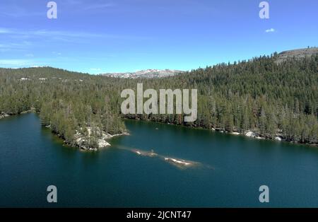 High Sierra Mountains in der Nähe von Markleeville, Kalifornien. Kinney Lake, Lake Alpine und Ebbets Peak werden angezeigt. Stockfoto