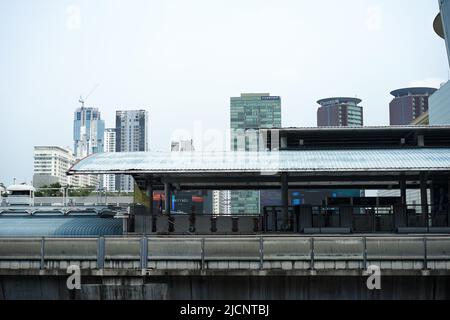 Bangkok, Thailand - 11. Februar 2022, Bangkok Mass Transit System (BTS) in Nahaufnahme Teilansicht wird über die Siam Square Station vom Siam Square aus gefahren Stockfoto