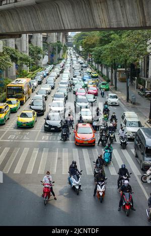 Bangkok, Thailand - 11 Feb 2022, Ratchaprasong Road Environment am Nachmittag wird es vom Skywalk im Zentrum der Kreuzung mit dem Verkehr aufgenommen Stockfoto