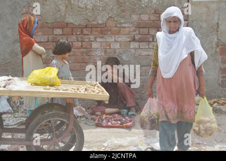 Lahore, Punjab, Pakistan. 12.. Juni 2022. Pakistanische Zigeunerhändler Kinder verkaufen Gemüse auf dem Badami Bagh Gemüsemarkt, als Worldwide den Internationalen Tag gegen die Kinderarbeit in Lahore feiert. (Bild: © Rana Sajid Hussain/Pacific Press via ZUMA Press Wire) Stockfoto