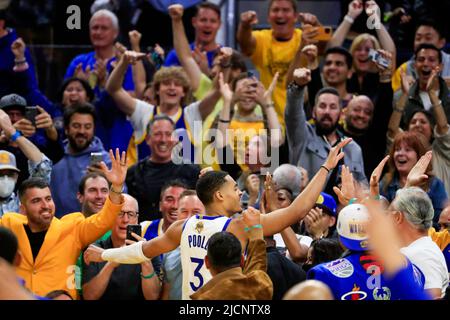 San Francisco, Usa. 13.. Juni 2022. Jordan Poole (3) der Golden State Warriors feiert am Montag, den 13. Juni 2022, nachdem er im dritten Quartal von Spiel 5 der NBA-Finals im Chase Center in San Francisco, Kalifornien, einen Dreizeiger auf den Buzzer gegen Boston Celtics gesetzt hat. (Foto: Shae Hammond/Bay Area News Group/TNS/Sipa USA) Quelle: SIPA USA/Alamy Live News Stockfoto