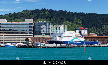 Wellington, Aotearoa / Neuseeland - 30. April 2012: Der Fährhafen Bluebridge im Hafen von Wellington. Stockfoto