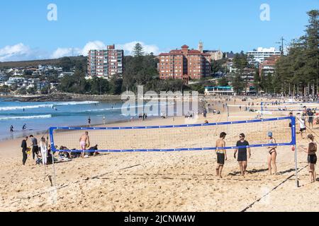 Beachvolleyballplätze am Manly Beach in Sydney, Menschen, die an einem Wintertag Sport treiben, Australien Stockfoto