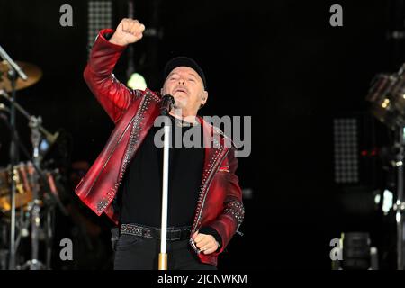 12. Juni 2022, Rom, Italien: Vasco Rossi während des Konzerts, Vasco Live, im Circo Massimo, 12.. Juni 2022, Rom, Italien. (Bild: © Domenico Cippitelli/Pacific Press via ZUMA Press Wire) Stockfoto