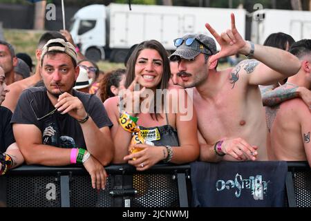 12. Juni 2022, Rom, Italien: Fans von Vasco Rossi während des Konzerts, Vasco Live, im Circo Massimo, 12.. Juni 2022, Rom, Italien. (Bild: © Domenico Cippitelli/Pacific Press via ZUMA Press Wire) Stockfoto