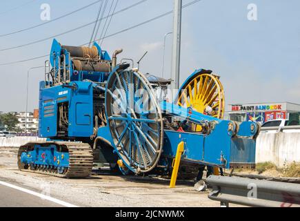 BANGKOK, THAILAND, MÄRZ 19 2022, Hydraulischer Greifträger BAUER GB 80 S auf einer Autobahn-Baustelle geparkt Stockfoto