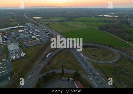 Luftaufnahme der Autobahnkreuzung mit schnellem, starkem Verkehr. Intercity Transport mit vielen Autos und Lastwagen Stockfoto