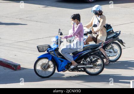 SAMUT PRAKAN, THAILAND, 10 2022. JUNI, Eine Frau fährt ein Motorrad auf der Straße der Stadt Stockfoto