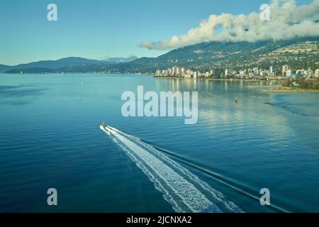 Ambleside Beach West Vancouver Skyline. Blick über den Burrard Inlet zum Ambleside Beach und zur Skyline von West Vancouver. Stockfoto