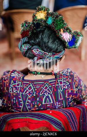 Ixil Maya Frau in traditioneller Kleidung mit dekorativem Kopfschmuck in Nebaj, Quiché, Guatemala. Stockfoto