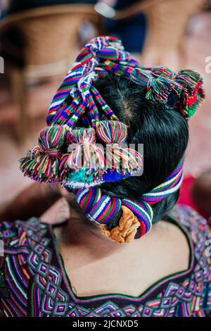 Ixil Maya Frau in traditioneller Kleidung mit dekorativem Kopfschmuck in Nebaj, Quiché, Guatemala. Stockfoto