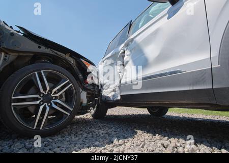 Autos stürzten bei einem Verkehrsunfall nach einem Zusammenstoß auf der Stadtstraße schwer ab. Straßenverkehrssicherheit und Versicherungskonzept Stockfoto