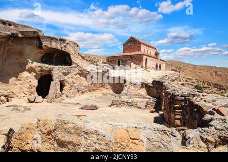 Uplistsikhe Cave City in der Nähe von Gori, Cave Town. Alte uralte Höhle in Georgien. Stockfoto