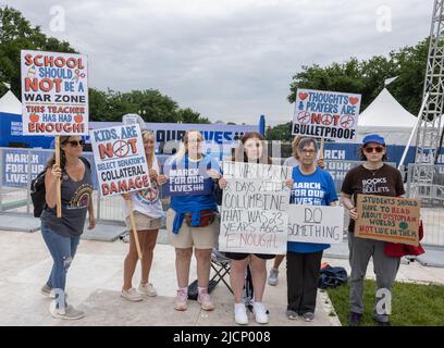 WASHINGTON, D.C., 11. Juni 2022: Demonstranten werden während einer Kundgebung auf der National Mall im Rahmen eines Marsches um unser Leben gesehen. Stockfoto