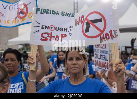 WASHINGTON, D.C., 11. Juni 2022: Demonstranten werden während einer Kundgebung auf der National Mall im Rahmen eines Marsches um unser Leben gesehen. Stockfoto