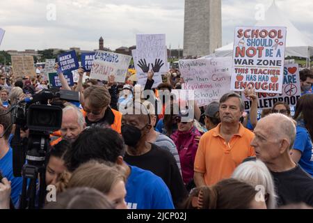 WASHINGTON, D.C., 11. Juni 2022: Demonstranten werden während einer Kundgebung auf der National Mall im Rahmen eines Marsches um unser Leben gesehen. Stockfoto