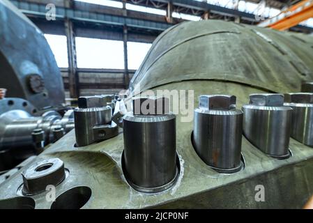 Dampfturbinen mit grauen Metallgehäusen in der Werkshalle Stockfoto