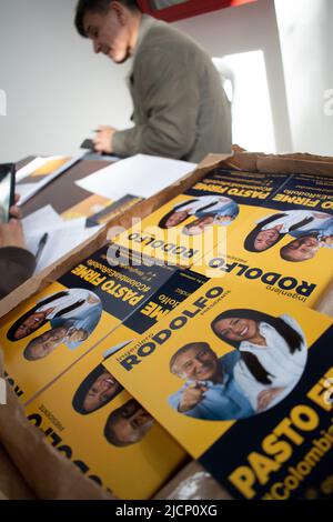 Anhänger des Präsidentschaftskandidaten Rodolfo Hernandez bereiten die zweite Runde der Präsidentschaftswahlen gegen den linken Gustavo Petro in Pasto, Kolumbien, am 14. Juni 2022 vor Stockfoto