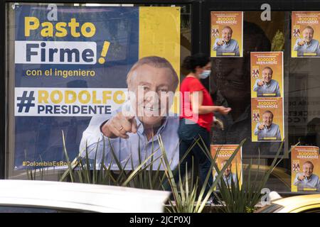 Anhänger des Präsidentschaftskandidaten Rodolfo Hernandez bereiten die zweite Runde der Präsidentschaftswahlen gegen den linken Gustavo Petro in Pasto, Kolumbien, am 14. Juni 2022 vor Stockfoto