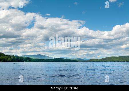 Luftaufnahme von Adirondack Berglandschaft Bilder, Bergsee. Stockfoto