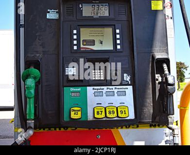 Emporia, KS, USA. 14.. Juni 2022. Aktuelle Benzinpreise und Dieselpreise für die Kraftstoffpumpen im Flying J Travel Center und Truck Stop. Pump zeigt am 14. Juni 2022 in Emporia, Kansas, fast hundert Dollar Auffüllung für den Pick-up-Truck. Kredit: Mark Reinstein/Media Punch/Alamy Live Nachrichten Stockfoto