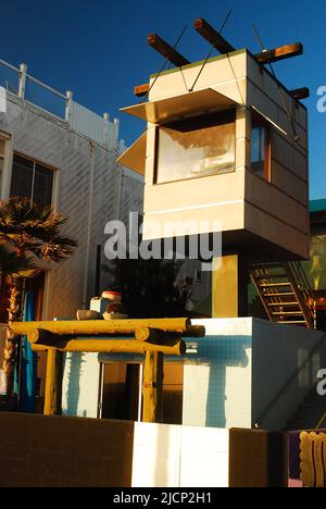 Das Norton House in Venice Beach in der Nähe von Los Angeles war das erste Haus, das vom bekannten Architekten Frank Gehry entworfen wurde und über ein Krähennetz verfügt Stockfoto