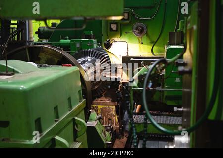 Schnitttiefe Stange des elektrischen Motorankers auf der Fräsmaschine Stockfoto