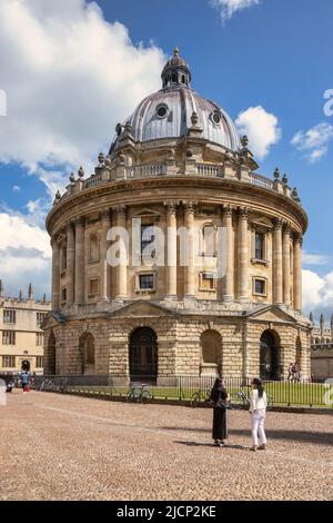 Vom 6. Juni 2019: Oxford, UK-Touristen am Radcliffe Camera, berühmte wissenschaftliche Bibliothek an der Universität Oxford, von James Gibbs in neo-Clas Stockfoto