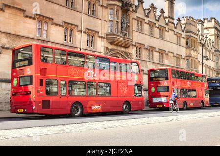 6. Juni 2019: Oxford, Großbritannien - Elektro-Hybrid-Doppeldeckerbusse in der High Street, mit einem Radfahrer vorbei. Stockfoto