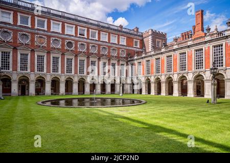 9. Juni 2019: Richmond upon Thames, London, Großbritannien - The Fountain Court im Hampton Court Palace, der ehemaligen königlichen Residenz in West-London. Stockfoto