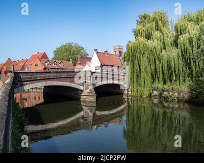 29. Juni 2019: Norwich, Norfolk - Fye Bridge, auf dem ältesten Brückengelände in Norwich, über den Fluss Wensum. Stockfoto