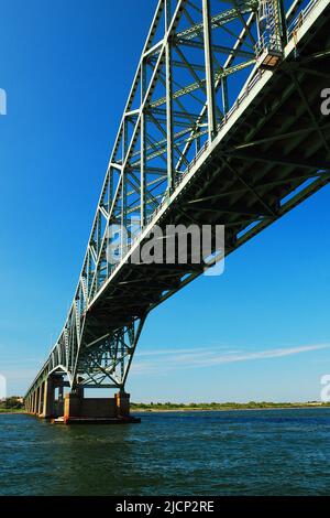 Der Robert Moses Causeway, eine Stahlbogenbrücke, überspannt die Great South Bay und verbindet Fire Island mit Long Island in New York Stockfoto