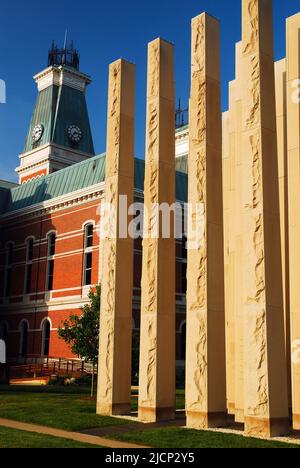 Hohe Steinsäulen auf dem Gelände des Bartholomew County Courthouse dienen als Veterans Memorial des County in Columbus, Indiana Stockfoto