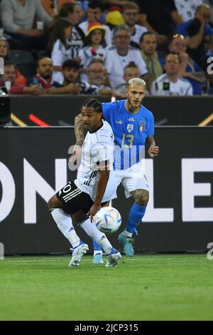 Serge Gnabry (Deutschland)Federico Dimarco (Italien) während des UEFA UEFA Nations League 2022 2023-Spiels zwischen Deutschland 5-2 Italien im Borussia-Park-Stadion am 14. Juni 2022 in Monchengladbach, Deutschland. Quelle: Maurizio Borsari/AFLO/Alamy Live News Stockfoto