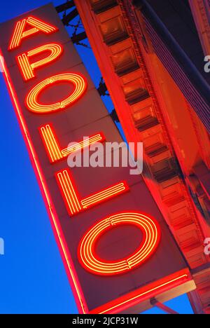 Das Neon-Zelt des Apollo Theatre in Harlem, New York City, leuchtet gegen den Abendhimmel Stockfoto